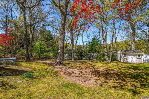 11 Rambling Rd, Northport NY  11768-2315 exterior