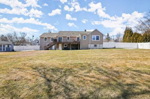 5 Moorland Rd, Bridgeport, CT 06611-3823