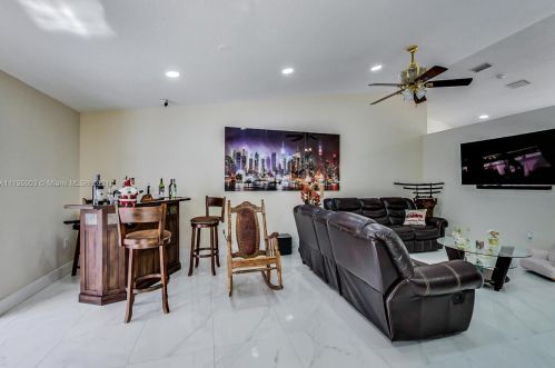 7534 5th Ct, Hialeah FL  33014-4921 exterior