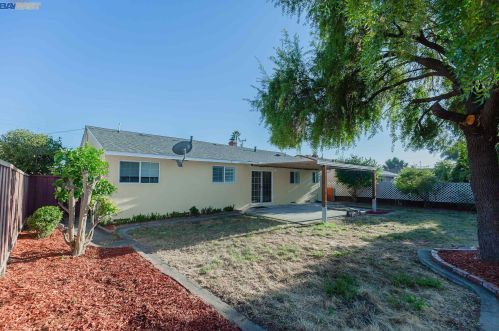 1825 Via Amigos, San Lorenzo CA  94580-2013 exterior