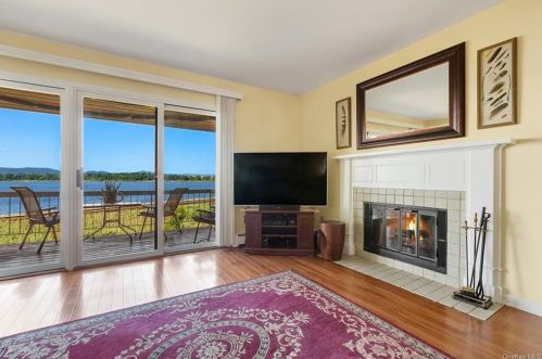 1507 Eagle Bay Dr, Crotonville, NY 10562-2363