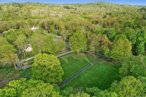 382 Harris Rd, Bedford Hills, NY 10507-2411