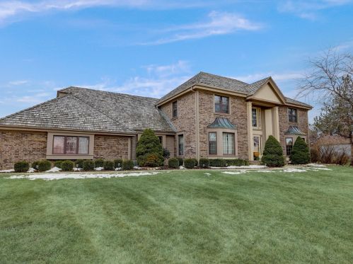 2715 Country Club Dr, Thiensville, WI 53092-5194