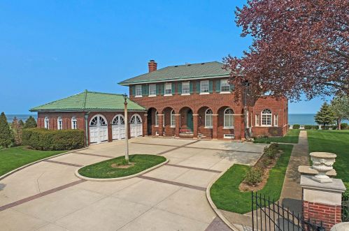 114 68th Pl, Kenosha, WI 53143-5138