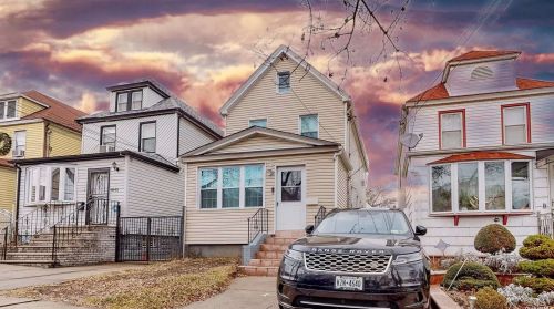 88-47 202nd St, Jamaica, NY 11423-1608