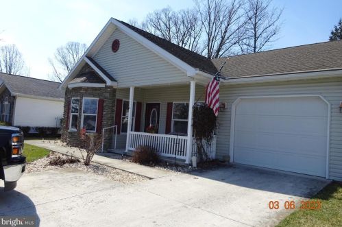 8 Lantern Ln, Lees Cross Roads, PA 17257-8769