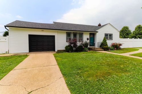 2 Devon Rd, Bethpage, NY 11714-1107