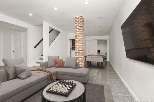 223 Jonathan Dr, Stamford CT  06903-1510 exterior