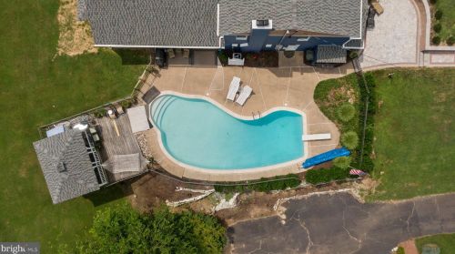 135 Marmic Dr, Southampton PA 18966-1725 exterior