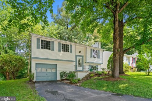 8464 Great Lake Ln, Springfield VA  22153-4004 exterior