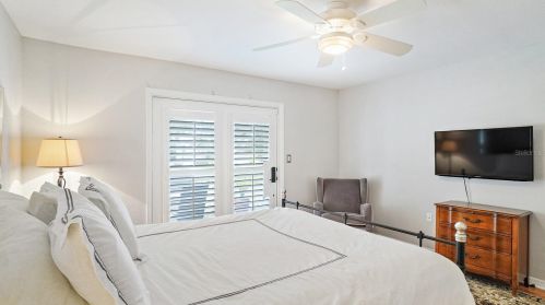 5904 Bayview Cir, Saint Petersburg FL  33707-3930 exterior