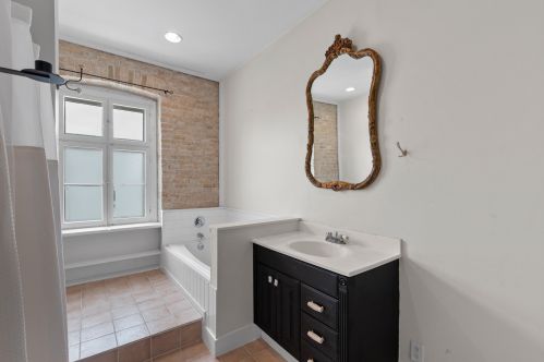 423 Salisbury St, West Bend WI  53090-9504 exterior