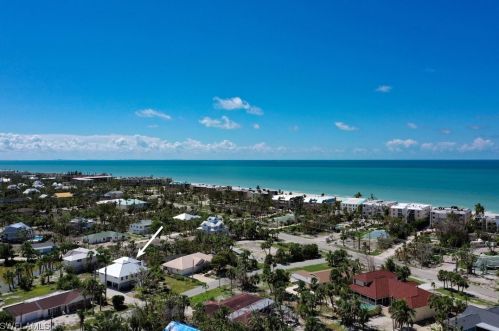 220 Palm Lk Dr, Sanibel FL 33957-5601 exterior