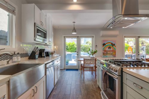 824 Anacapa Ct, San Diego CA  92109-8203 exterior