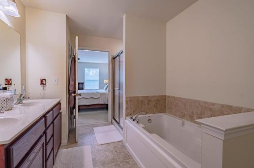 1105 Monarch Ln, Breinigsville PA  18031-9321 exterior