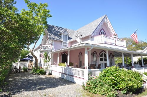 28 Narragansett Ave, Marthas Vineyard MA 02539-4428 exterior