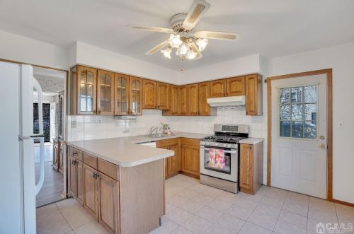 5 Ellwood Rd, East Brunswick NJ  08816-3001 exterior