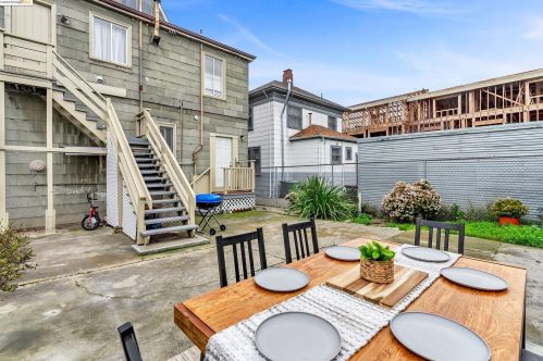 1042 Foothill Blvd, Oakland CA  94606-3016 exterior