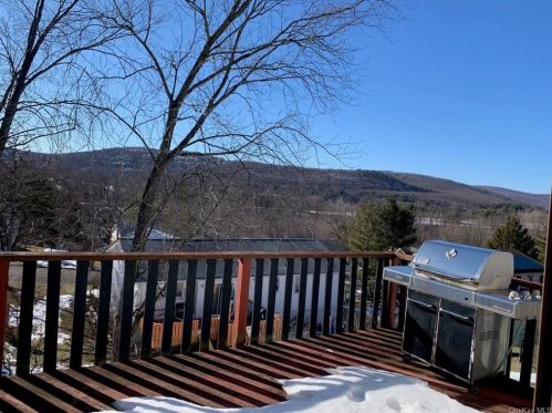 24 Skyline Dr, Thiells, NY 10984-1424