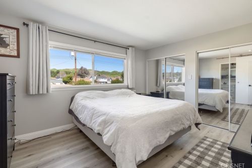 21051 Kingscrest Dr, Santa Clarita CA  91350-1990 exterior