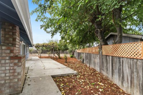 10 Clover Ct, Woodland CA  95695-3026 exterior