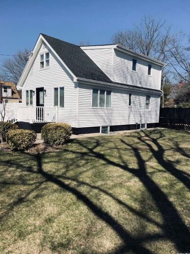 135 Westchester Ave, Babylon NY  11704-2827 exterior