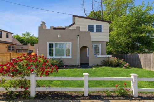 29 12th St, Huntington Station, NY 11746-2401