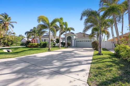 586 93rd Ave, Naples, FL 34108-2437