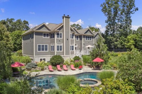 4 Bauerlein Ct, Mahopac, NY 10541-2082