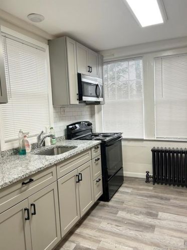 108 Main St, Woodbury CT  06798-2903 exterior