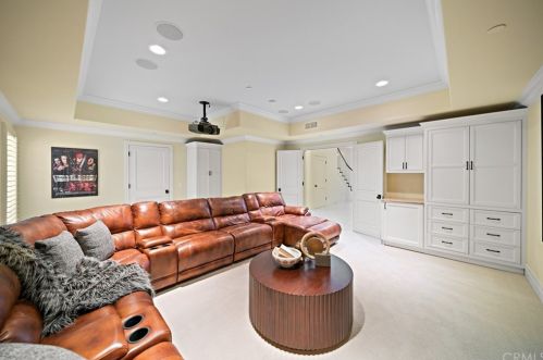920 Kings Rd, Newport Beach CA  92663-5718 exterior