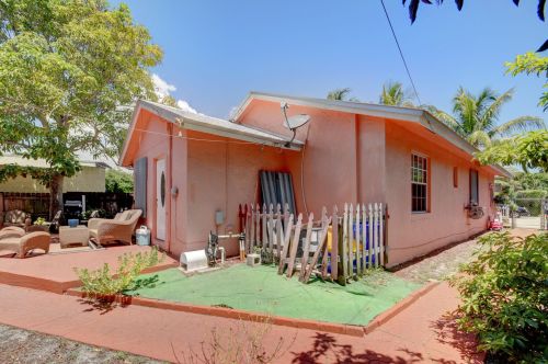 522 Avenida Hermosa, West Palm Beach FL  33405-1515 exterior