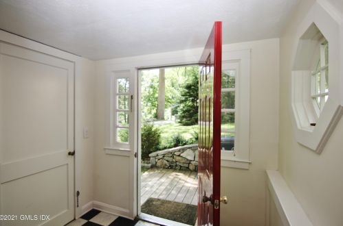 415 Farms Rd, Stamford CT  06903-0027 exterior