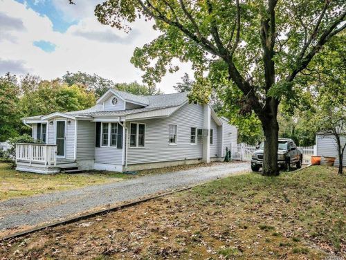 228 Atlantic St, Central Islip, NY 11722-3224