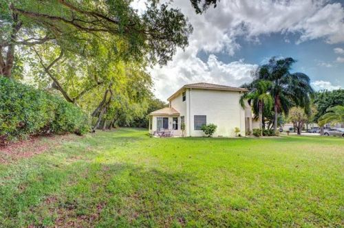 16101 27th St, Hollywood FL  33027-5200 exterior