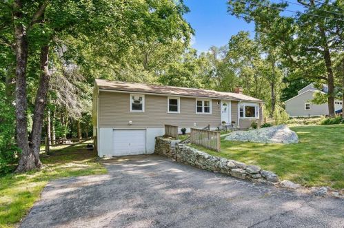 6 East Dr, Gales Ferry CT  06335-1610 exterior