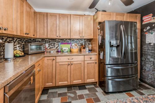 485 8 St, North Lindenhurst NY 11757-5521 exterior