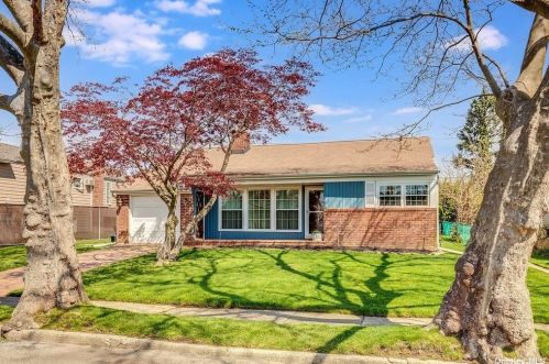 3801 Dianne St, Bethpage, NY 11714-5404