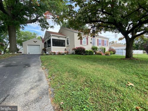 105 Hillview Ave, New Castle, DE 19720-2236