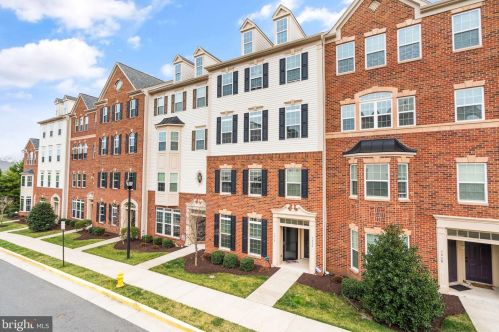 7464 Brunson Cir, Gainesville, VA 20155-4910