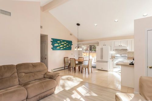 27 Pin Oak Path, East Quogue NY  11942-4641 exterior