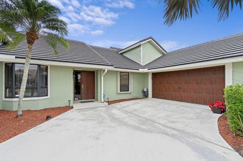 20 Cambria Rd, West Palm Beach, FL 33418-7027