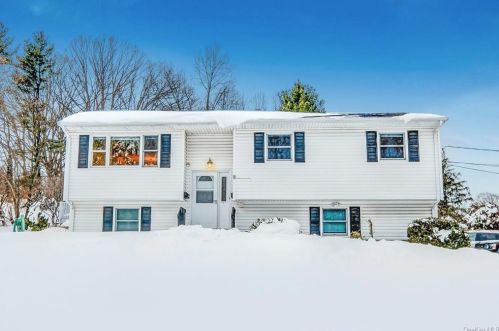 9 Fairfield Ter, West Nyack, NY 10994-2413