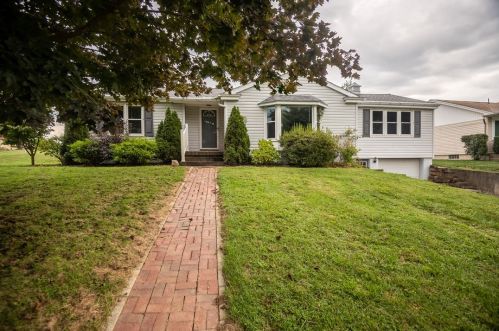 15 Oak Hill Dr, Hermitage, PA 16159-3725