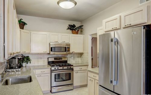 127 Cinnamon Ct, Huntington Station NY  11747-8711 exterior