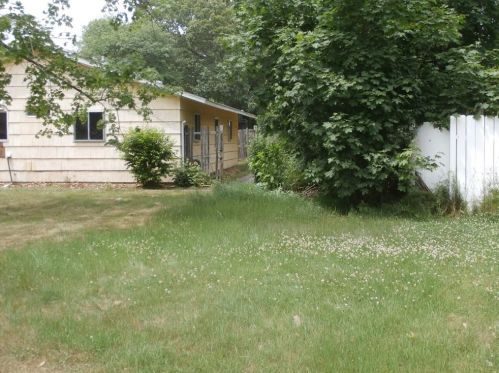 30 Paige Dr, Coventry RI 02816-8931 exterior