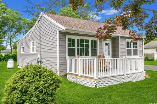 22 Aster Ave, Holtsville, NY 11742-1703