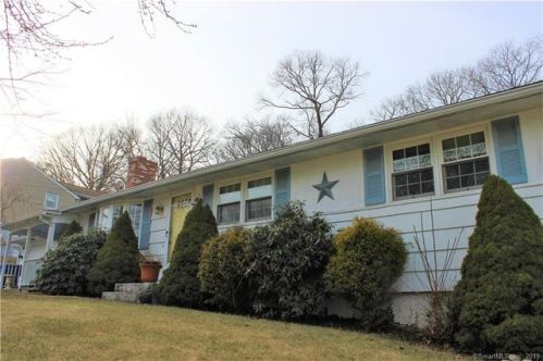 28 Vartellas Dr, Uncasville, CT 06382-1826