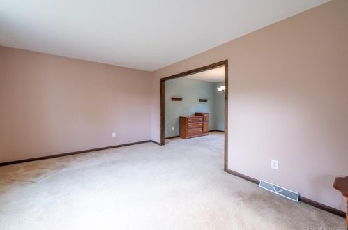 15 Independence Ln, North Haven CT  06473-1517 exterior