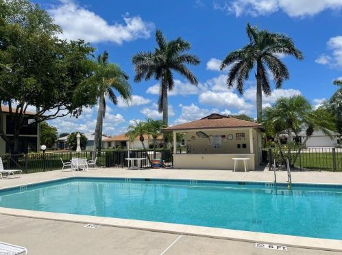 4241 Chantelle Dr, Naples, FL 34112-7186
